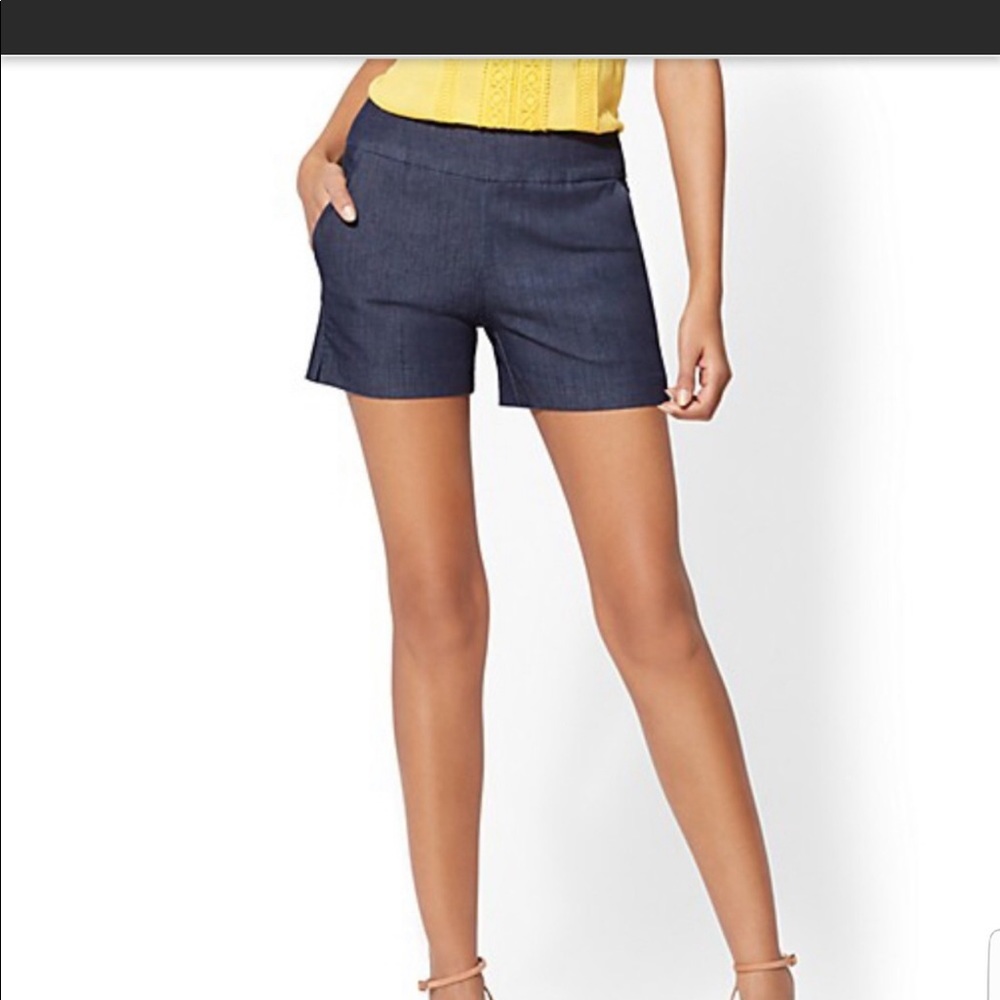 New York & co denim look Whitney pull on shorts M